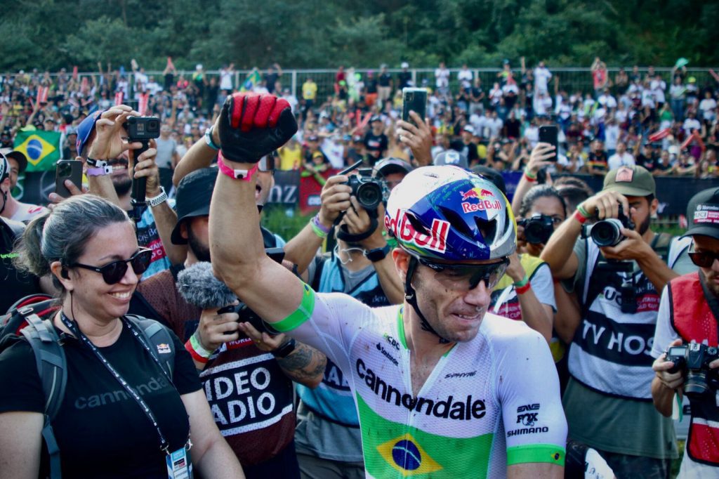 Em casa, Henrique Avancini vive final de semana inesquec&iacute;vel na Copa do Mundo de MTB