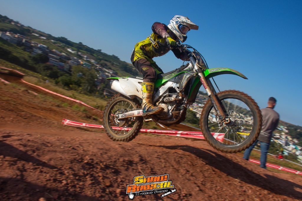 9&ordm; Motocross de Cruz&iacute;lia tem disputas acirradas e grande presen&ccedil;a de p&uacute;blico, confira os resultados