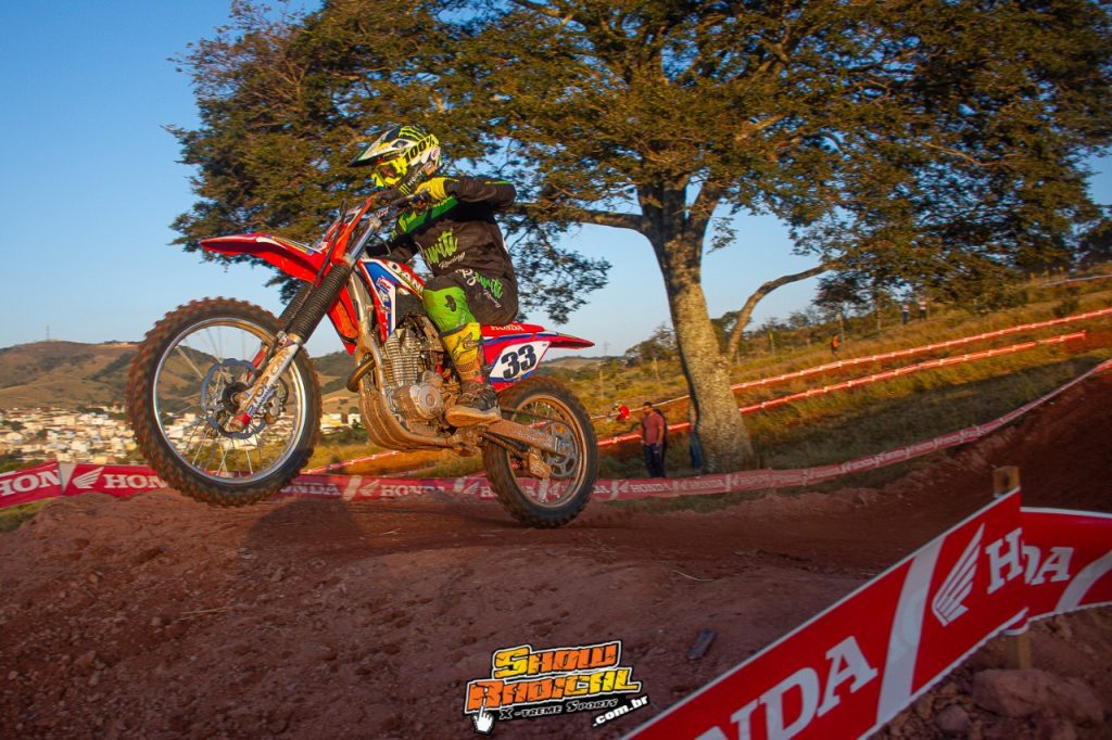 9&ordm; Motocross de Cruz&iacute;lia tem disputas acirradas e grande presen&ccedil;a de p&uacute;blico, confira os resultados