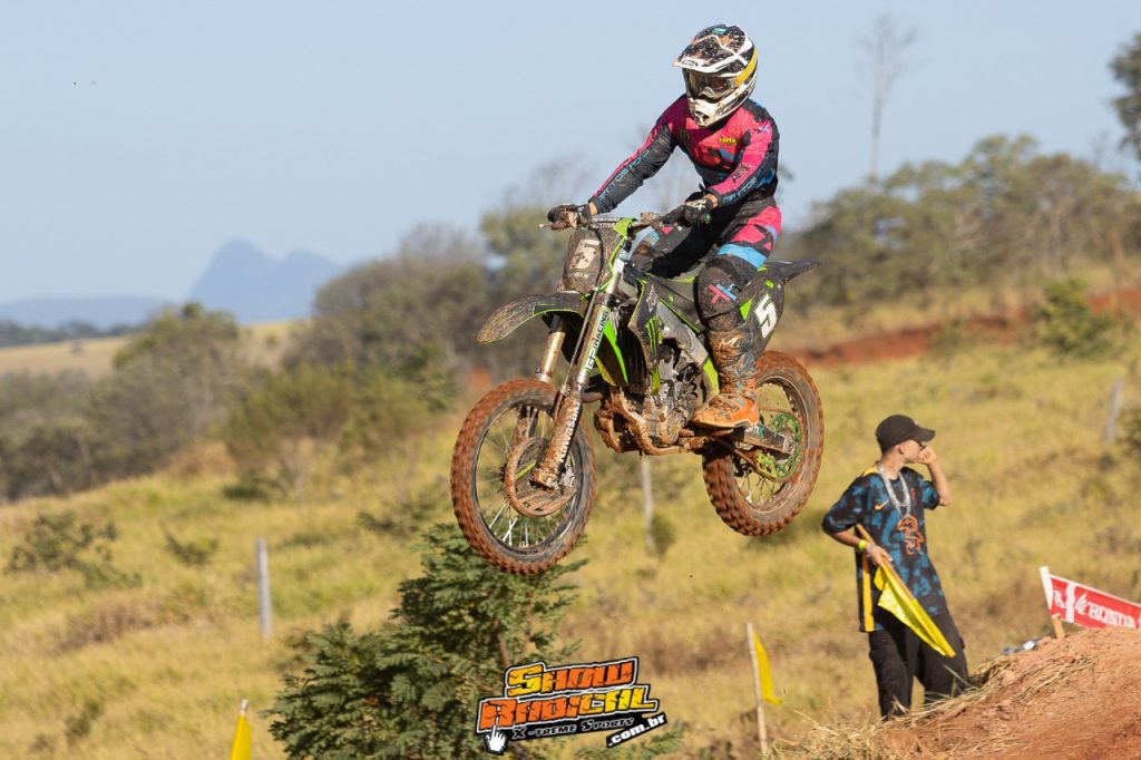 9&ordm; Motocross de Cruz&iacute;lia tem disputas acirradas e grande presen&ccedil;a de p&uacute;blico, confira os resultados