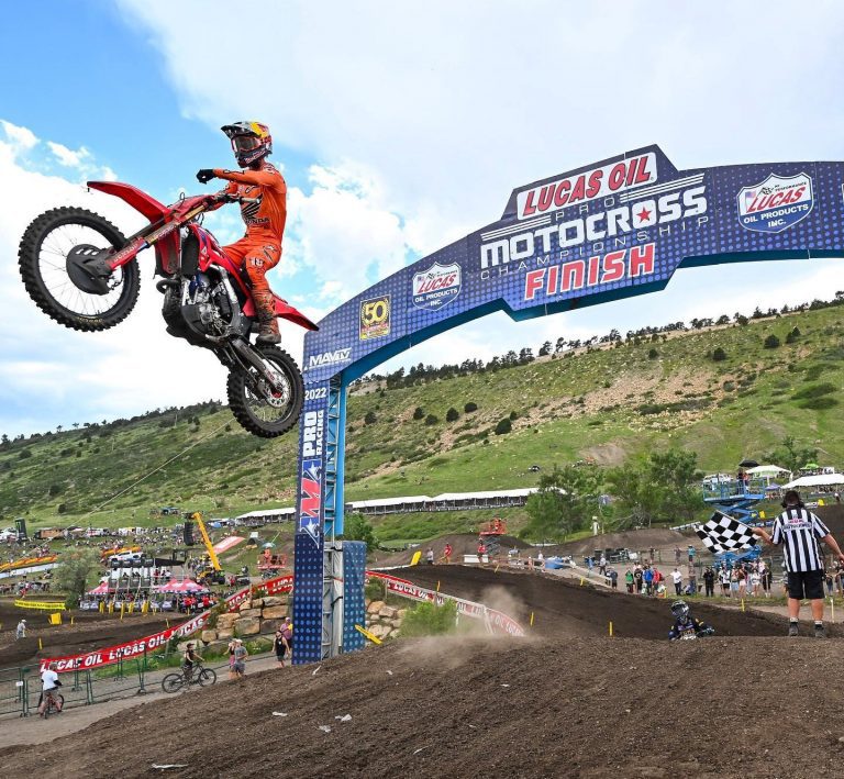 Ken Roczen e Jett Lawrence garantem o domínio da Honda na 3ª etapa do AMA Motocross, confira os resultados e vídeos das baterias.