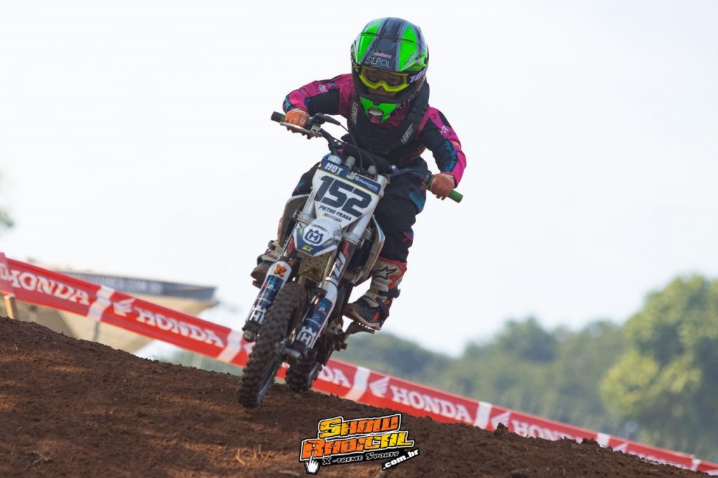 Dobradinha no p&oacute;dio da 50cc e top 10 na 65cc, marcam etapa do Brasileiro de Motocross para a equipe HQT Husqvarna Kids