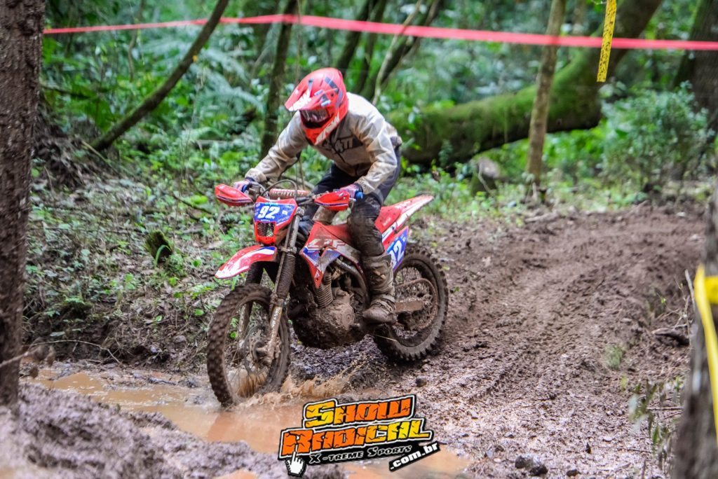 Percurso t&eacute;cnico, frio e barro testam pilotos do Brasileiro de Enduro em Novo Horizonte (SC)