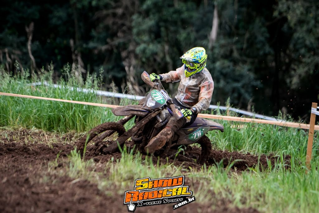 Percurso t&eacute;cnico, frio e barro testam pilotos do Brasileiro de Enduro em Novo Horizonte (SC)