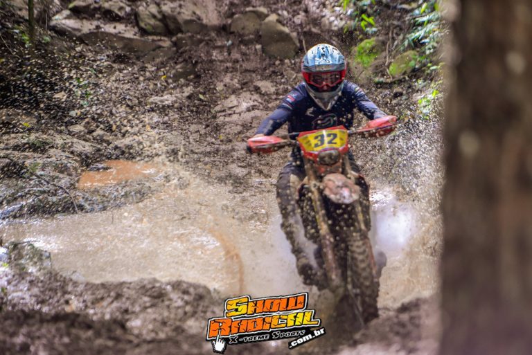 Percurso técnico, frio e barro testam pilotos do Brasileiro de Enduro em Novo Horizonte (SC)