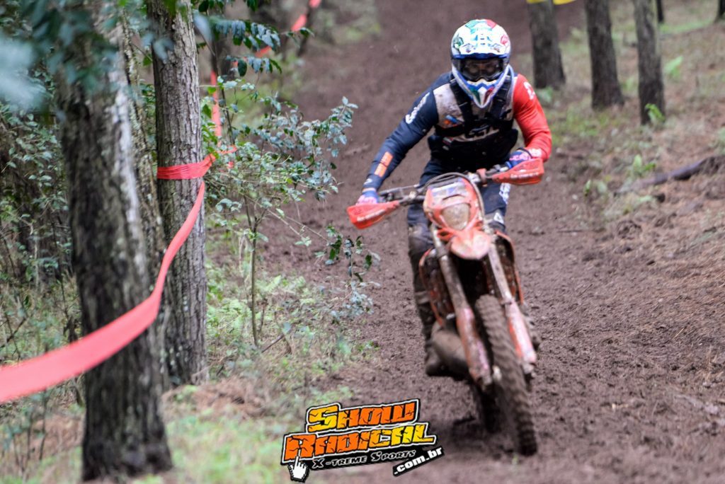 Percurso t&eacute;cnico, frio e barro testam pilotos do Brasileiro de Enduro em Novo Horizonte (SC)