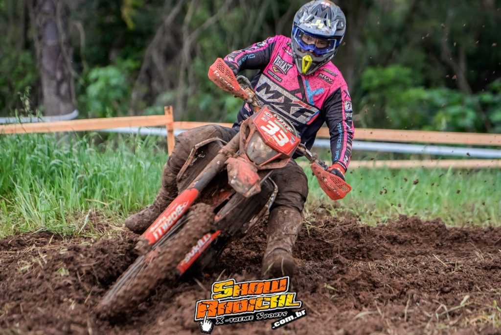 Percurso t&eacute;cnico, frio e barro testam pilotos do Brasileiro de Enduro em Novo Horizonte (SC)