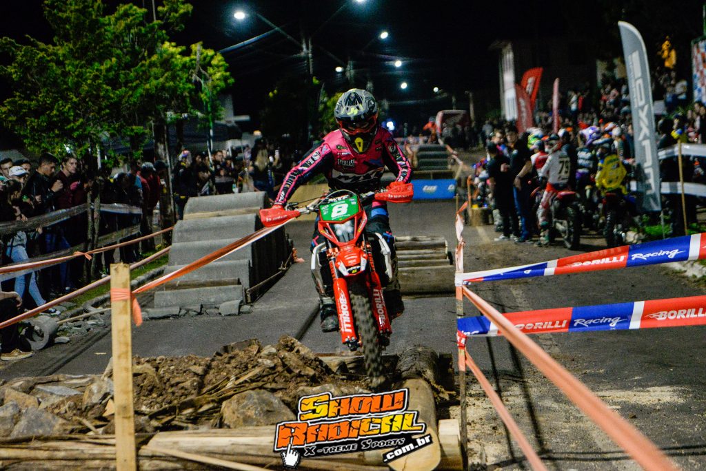 Percurso t&eacute;cnico, frio e barro testam pilotos do Brasileiro de Enduro em Novo Horizonte (SC)