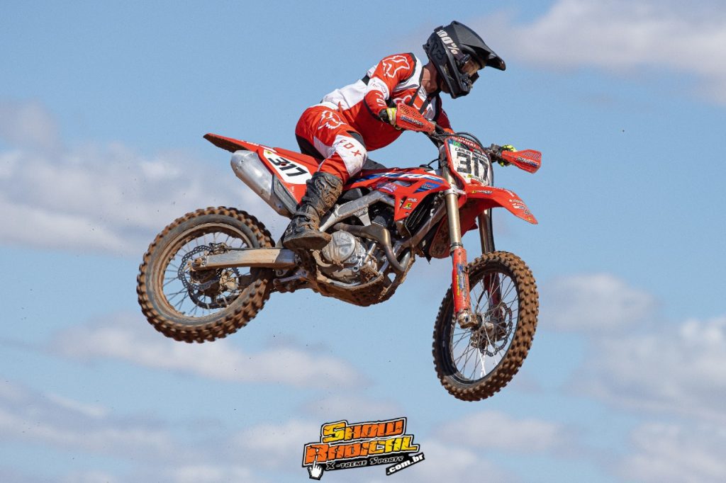 Pilotos de todo o Brasil d&atilde;o um show de disputas no Extreme LEM Motocross em Lu&iacute;s Eduardo Magalh&atilde;es/BA, confira os resultados completos.