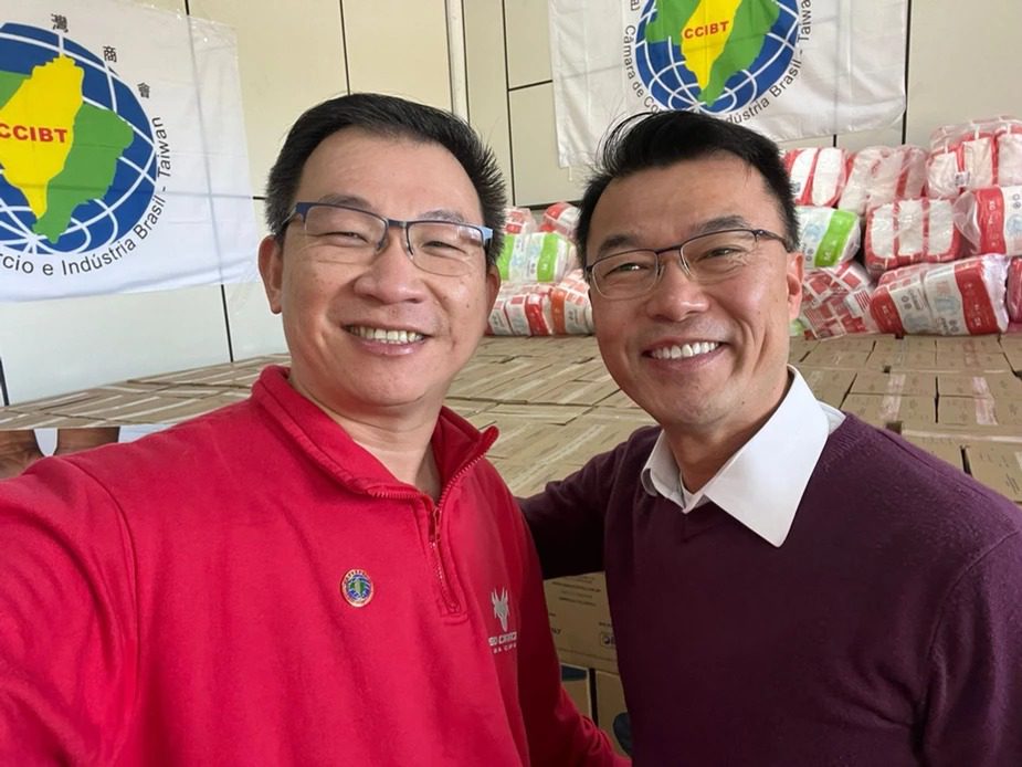 Red Dragon e a C&acirc;mara de com&eacute;rcio e Ind&uacute;stria Brasil-Taiwan doam mais de 8 toneladas de alimentos.