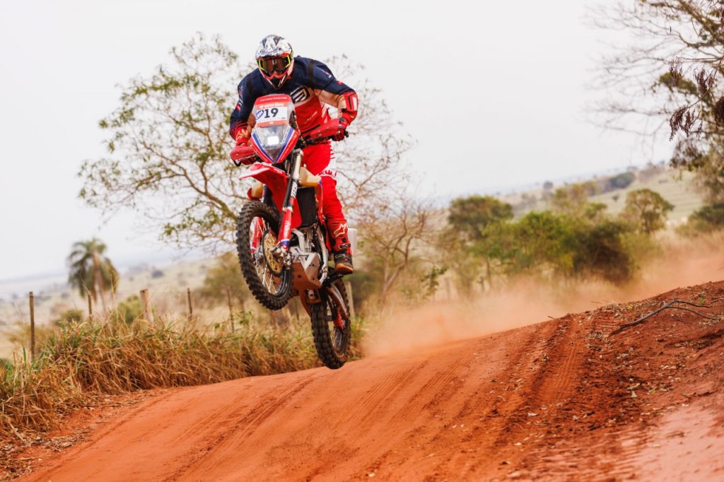 Bissinho Zavatti vence terceiro dia e assume a lideran&ccedil;a na geral das motos no Sert&otilde;es 2022