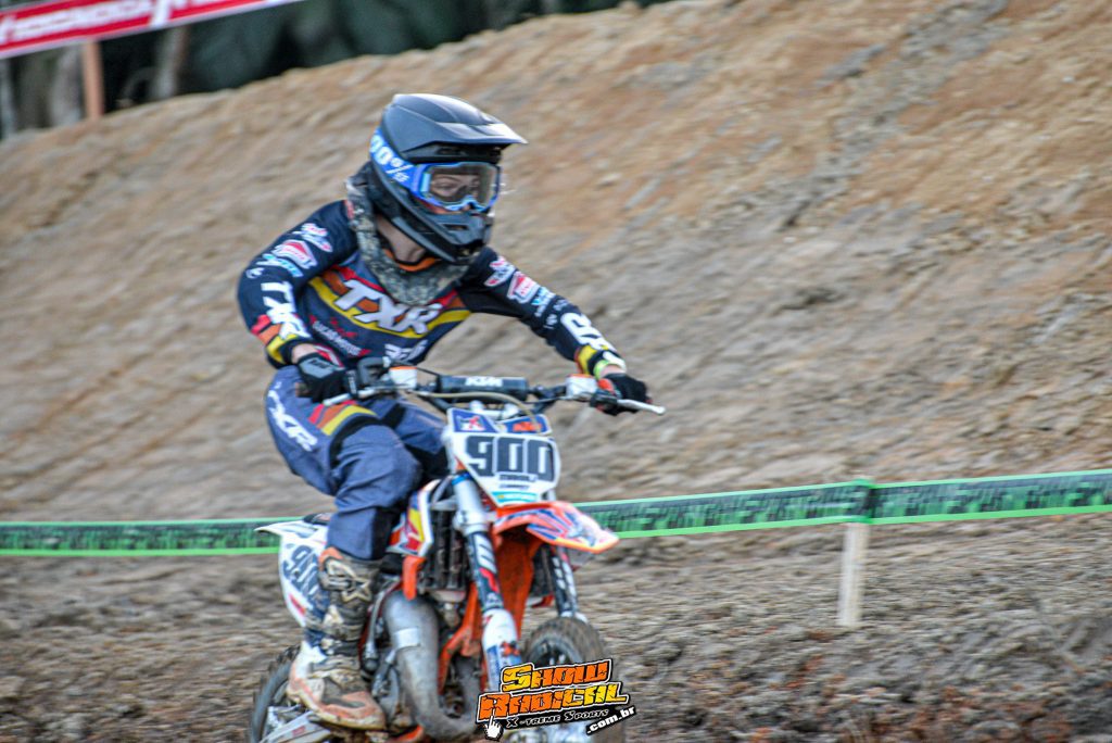 Moranguinho Racing marca presen&ccedil;a com loja m&oacute;vel na final do BRMX e comemora conquista dos pilotos apoiados pela empresa