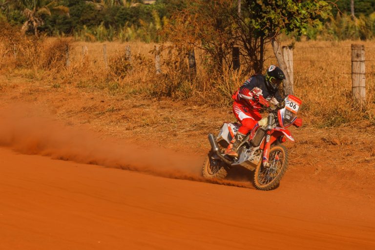 Bissinho Zavatti amplia vantagem na liderança na geral das motos do Sertões 2022