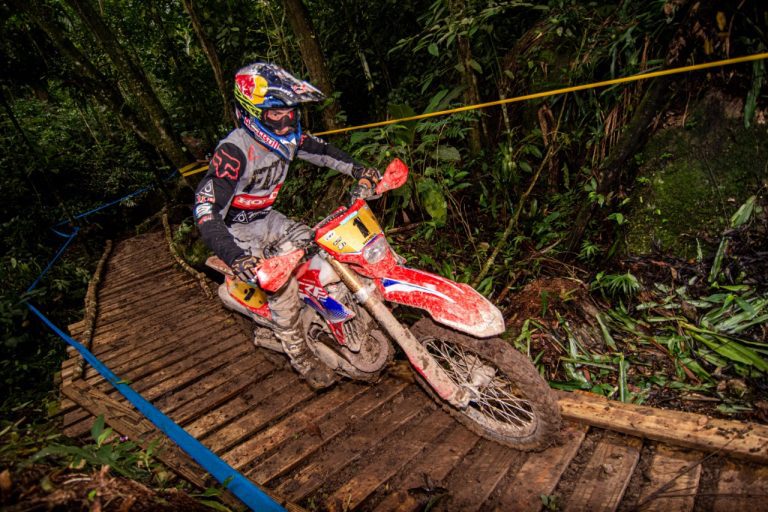 Bruno Crivilin e Bárbara Neves representam a Honda Racing na 40ª edição do Enduro da Independência
