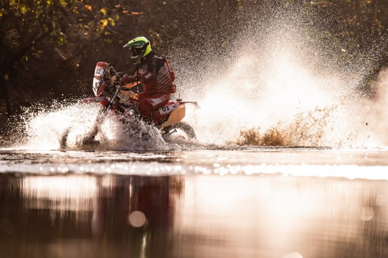 Equipe Honda Racing faz dobradinha entre as motos na 12ª etapa do Sertões 2022