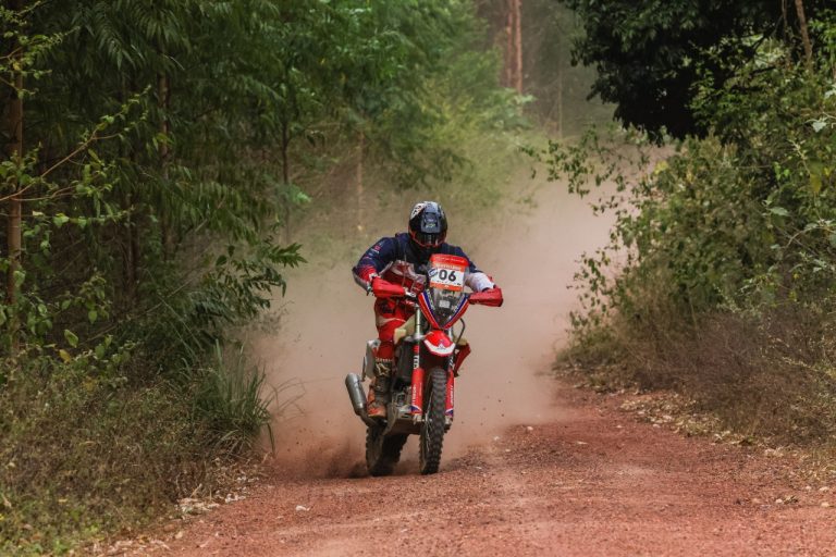 Bissinho Zavatti, da Honda Racing, está a uma etapa do título inédito das motos no Sertões