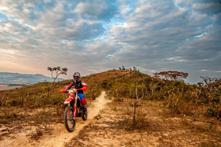 Bruno Crivilin (Elite) e Bárbara Neves (Feminina) assumem lideranças no Enduro da Independência 2022