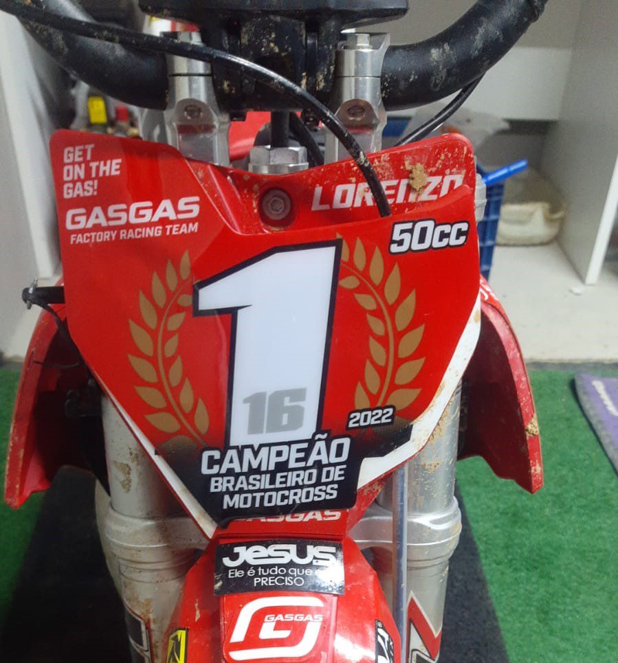 Moranguinho Racing marca presen&ccedil;a com loja m&oacute;vel na final do BRMX e comemora conquista dos pilotos apoiados pela empresa