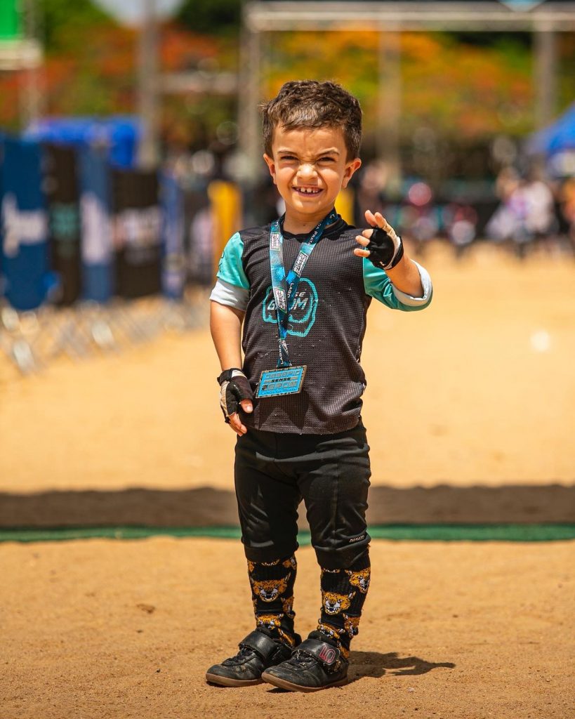 Ciclistas d&atilde;o show de velocidade e ultrapassagem no Desafio Short Track 2022