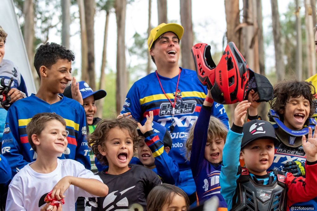 Felipe Limonta re&uacute;ne 34 pilotos em curso Off Road Kids.