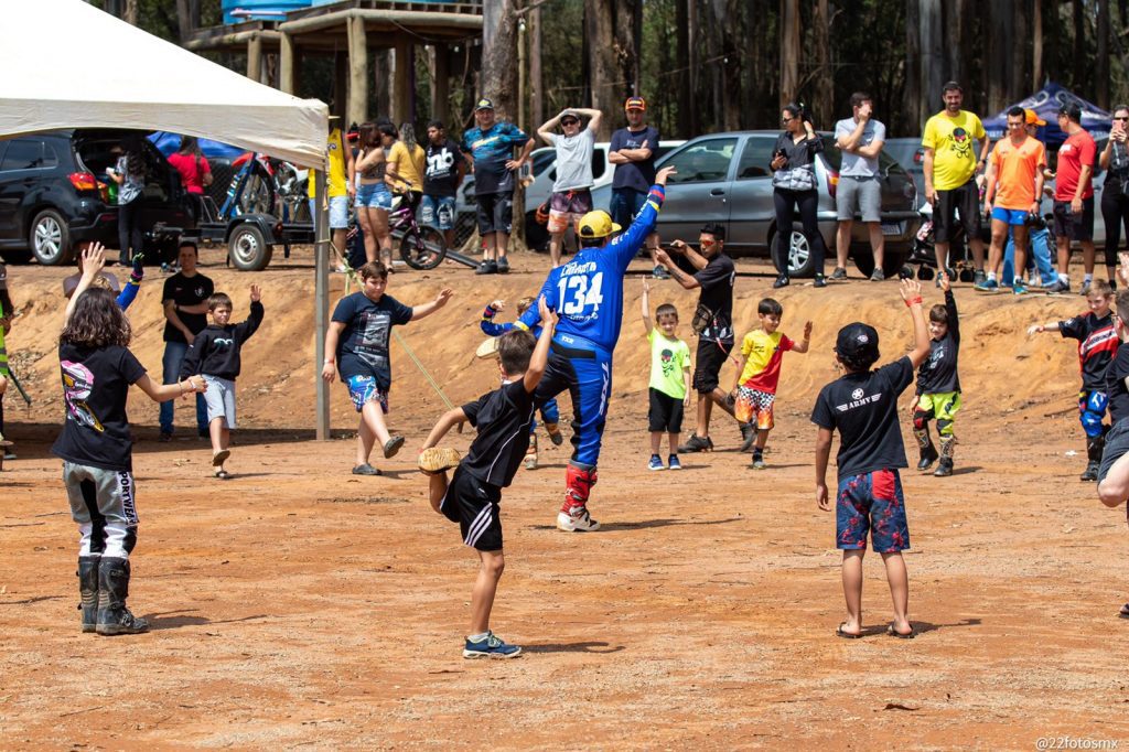 Felipe Limonta re&uacute;ne 34 pilotos em curso Off Road Kids.