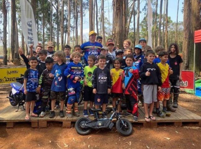 Felipe Limonta re&uacute;ne 34 pilotos em curso Off Road Kids.