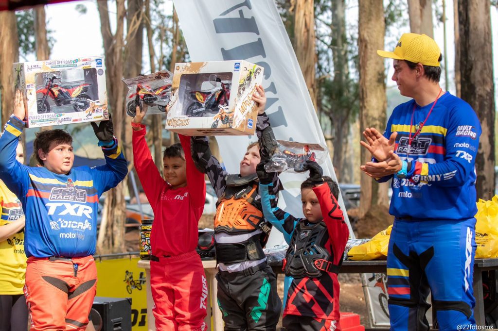 Felipe Limonta re&uacute;ne 34 pilotos em curso Off Road Kids.