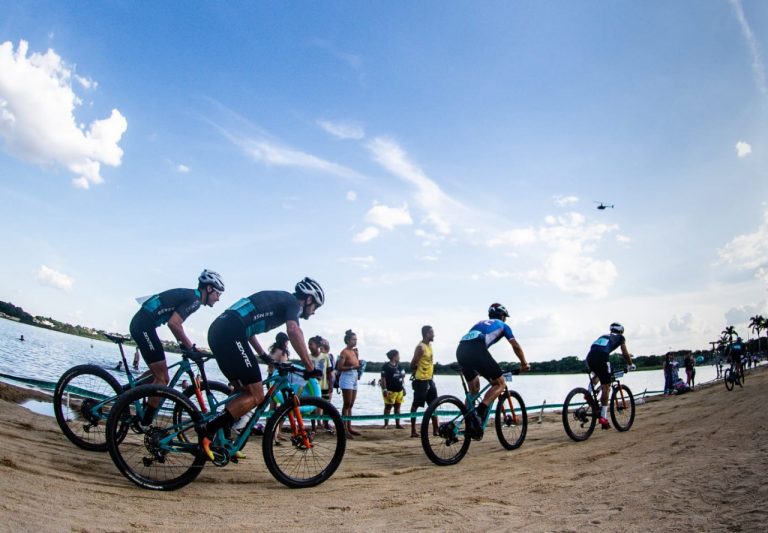 Ciclistas dão show de velocidade e ultrapassagem no Desafio Short Track 2022