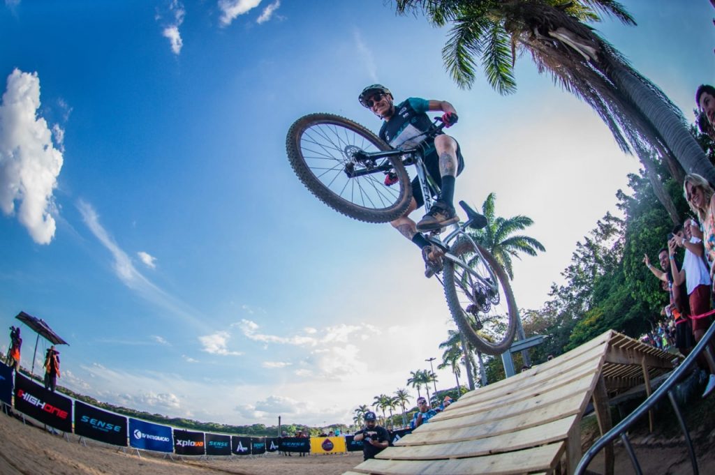 Ciclistas d&atilde;o show de velocidade e ultrapassagem no Desafio Short Track 2022