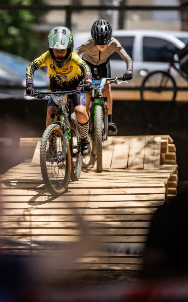 Ciclistas d&atilde;o show de velocidade e ultrapassagem no Desafio Short Track 2022