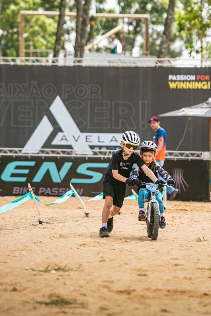 Ciclistas d&atilde;o show de velocidade e ultrapassagem no Desafio Short Track 2022