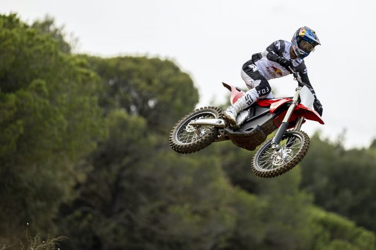 VÍDEO | Ken Roczen testa a moto elétrica Stark Varg no Supercross
