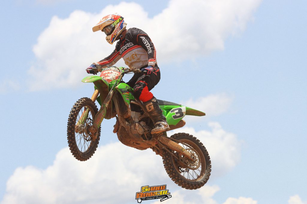 Super Final da Copa Goi&aacute;s de Motocross &eacute; marcada por sol forte, intensas disputas e grande presen&ccedil;a de p&uacute;blico, confira os resultados.