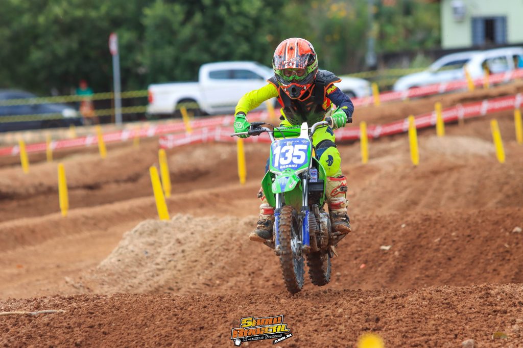 Super Final da Copa Goi&aacute;s de Motocross &eacute; marcada por sol forte, intensas disputas e grande presen&ccedil;a de p&uacute;blico, confira os resultados.