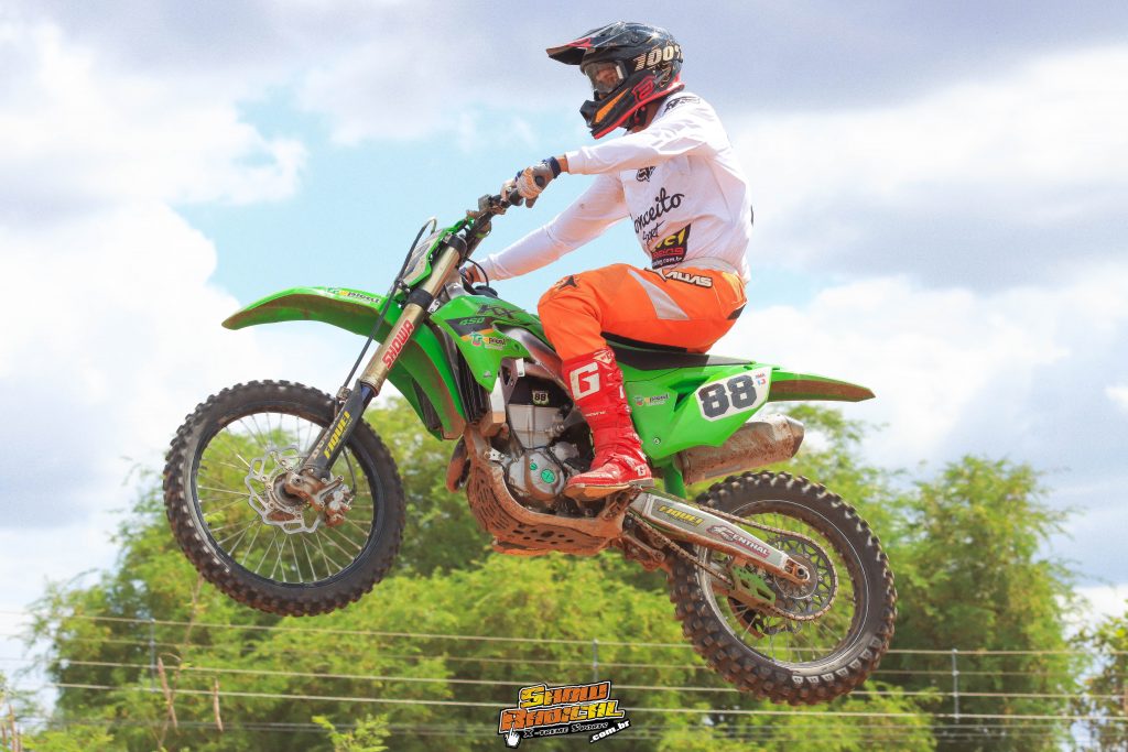 Super Final da Copa Goi&aacute;s de Motocross &eacute; marcada por sol forte, intensas disputas e grande presen&ccedil;a de p&uacute;blico, confira os resultados.
