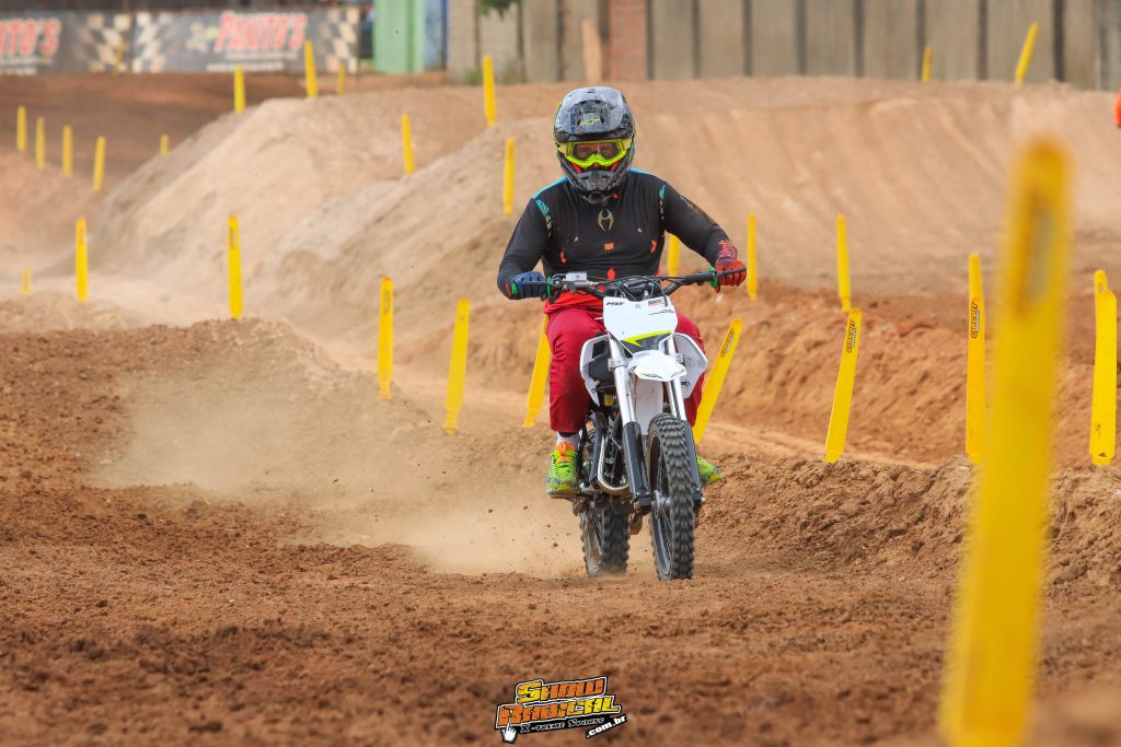 Super Final da Copa Goi&aacute;s de Motocross &eacute; marcada por sol forte, intensas disputas e grande presen&ccedil;a de p&uacute;blico, confira os resultados.