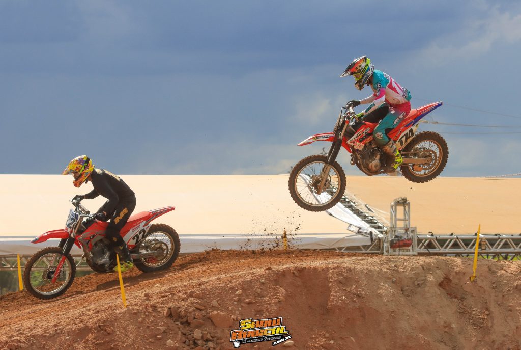 Super Final da Copa Goi&aacute;s de Motocross &eacute; marcada por sol forte, intensas disputas e grande presen&ccedil;a de p&uacute;blico, confira os resultados.