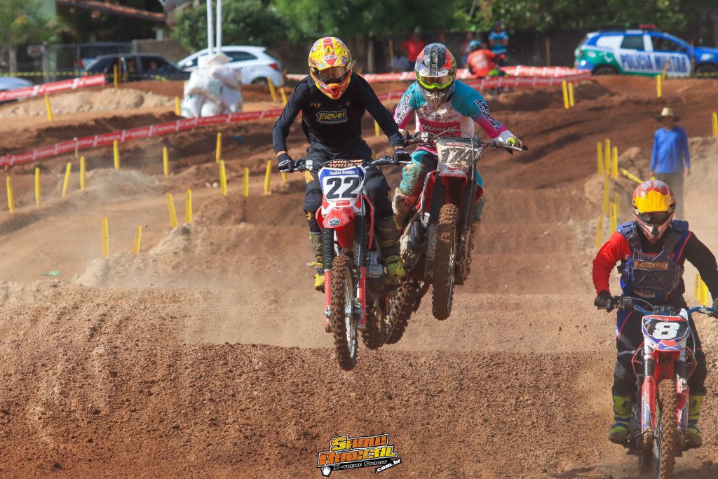 Super Final da Copa Goi&aacute;s de Motocross &eacute; marcada por sol forte, intensas disputas e grande presen&ccedil;a de p&uacute;blico, confira os resultados.
