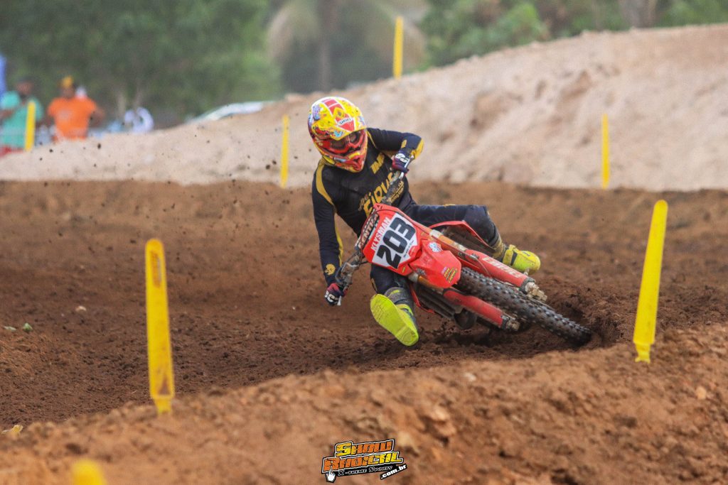 Super Final da Copa Goi&aacute;s de Motocross &eacute; marcada por sol forte, intensas disputas e grande presen&ccedil;a de p&uacute;blico, confira os resultados.