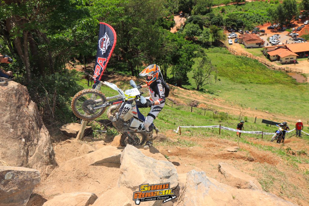 Considerada a prova mais dif&iacute;cil do ano, a 6&ordf; edi&ccedil;&atilde;o do Hard In Help definiu os campe&otilde;es da temporada do Hard Enduro nacional.