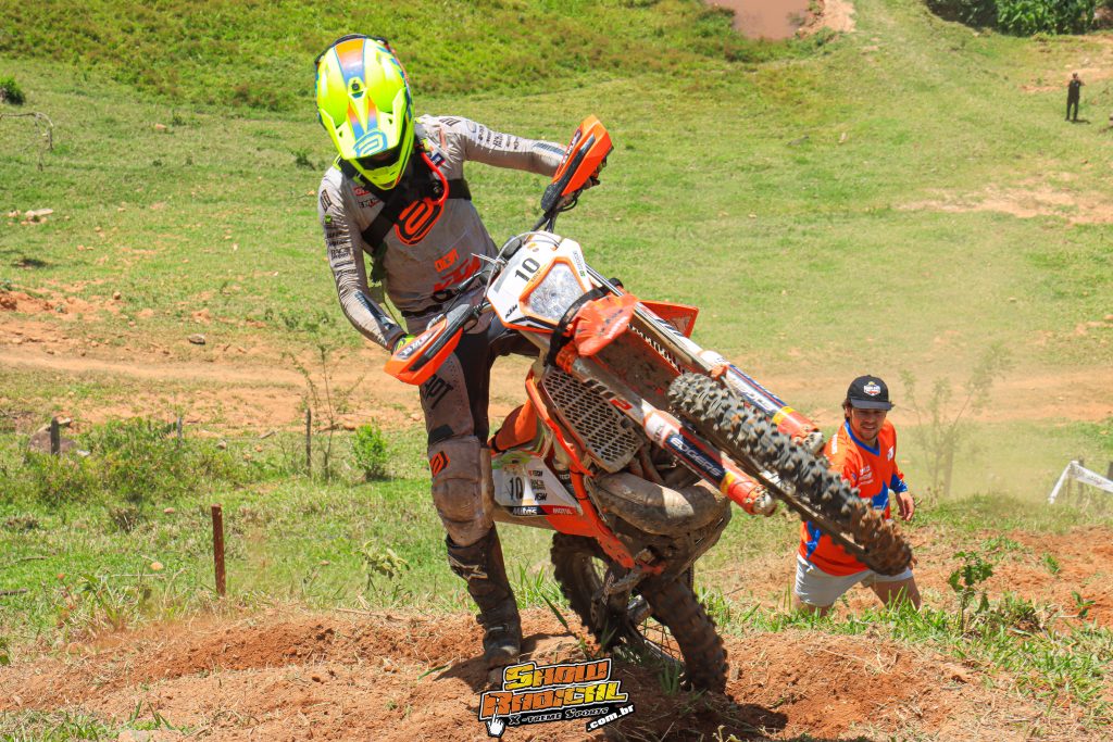Considerada a prova mais dif&iacute;cil do ano, a 6&ordf; edi&ccedil;&atilde;o do Hard In Help definiu os campe&otilde;es da temporada do Hard Enduro nacional.