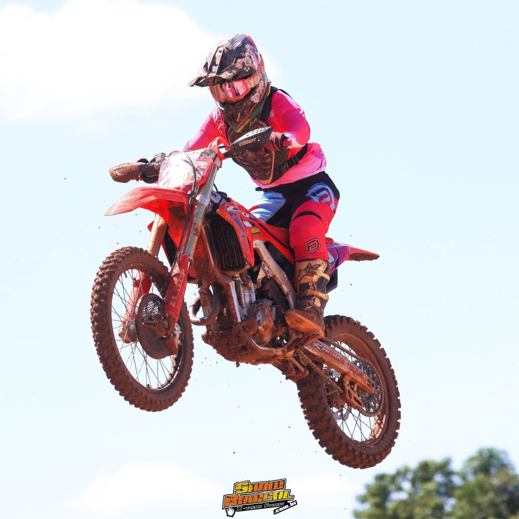 Super Final da Copa Goi&aacute;s de Motocross &eacute; marcada por sol forte, intensas disputas e grande presen&ccedil;a de p&uacute;blico, confira os resultados.