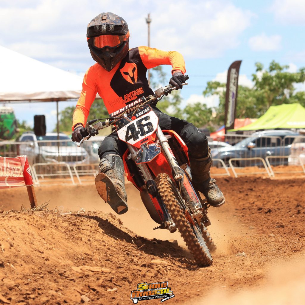 Super Final da Copa Goi&aacute;s de Motocross &eacute; marcada por sol forte, intensas disputas e grande presen&ccedil;a de p&uacute;blico, confira os resultados.