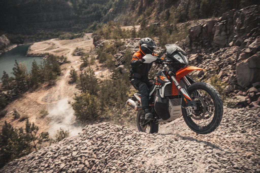 KTM 890 R est&aacute; dispon&iacute;vel nas concession&aacute;rias KTM do Brasil.