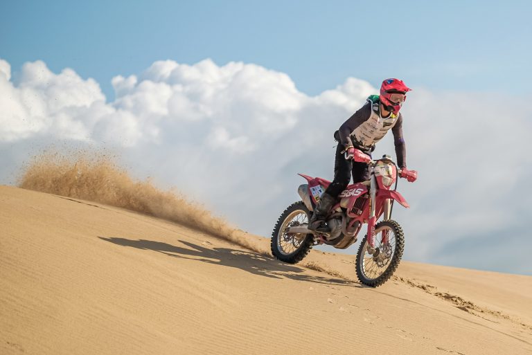 Subida de serra, pedras e dunas criam dificuldades para os pilotos das motos do Rally Piocerá 2023