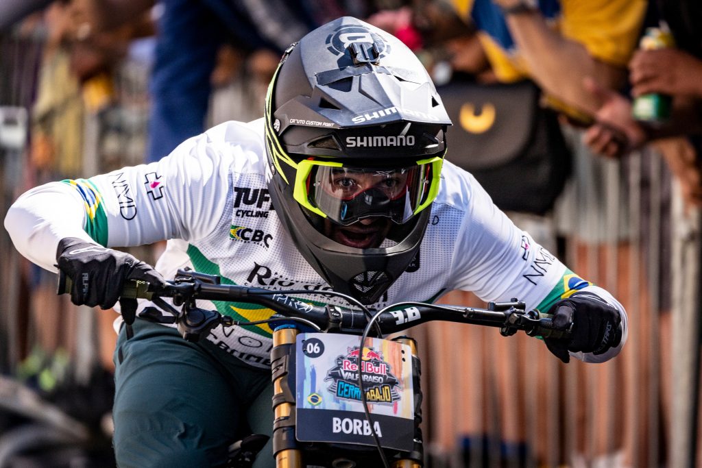 Ap&oacute;s show de brasileiro, principal downhill urbano do mundo chega &agrave; segunda etapa