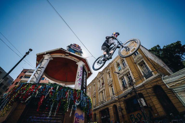Após show de brasileiro, principal downhill urbano do mundo chega à segunda etapa