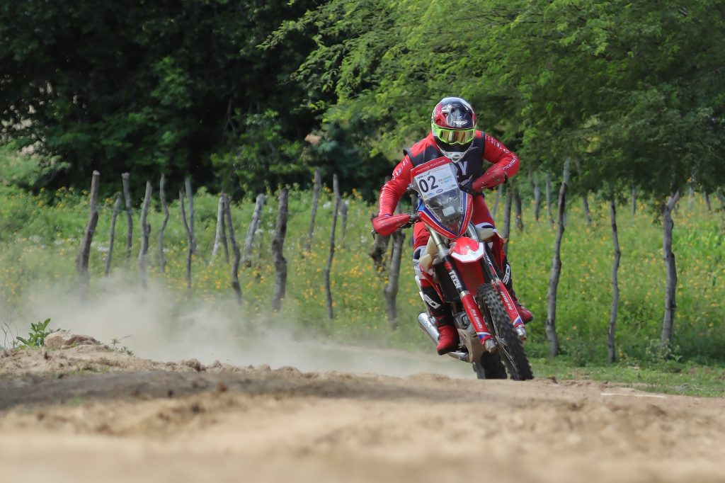 Equipe Honda Racing abre Rally RN 1500 com tr&ecirc;s pilotos no Top 5 das motos