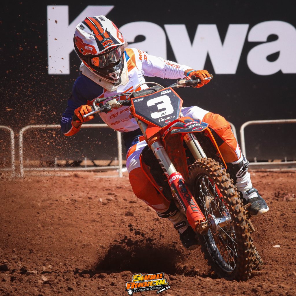 Destaque no Enduro e Motocross, B&ecirc; Tib&uacute;rcio chama a aten&ccedil;&atilde;o pelos resultados em ambas as modalidades.