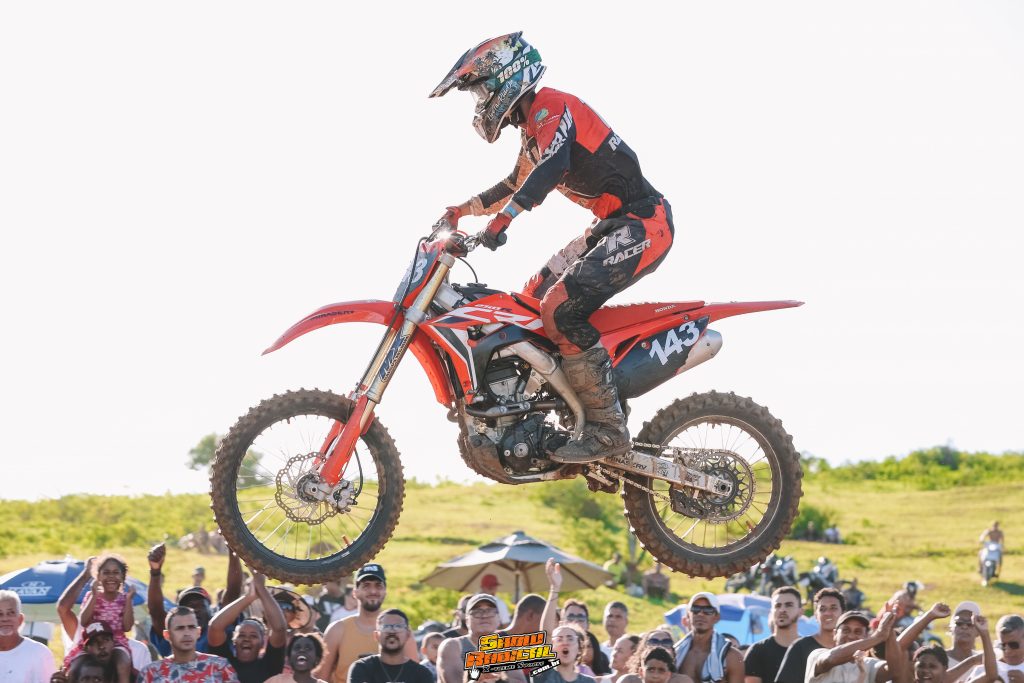 Disputas de alto n&iacute;vel marcam a etapa de abertura do Carioca de MX e SX Unificado! Confira os resultados.